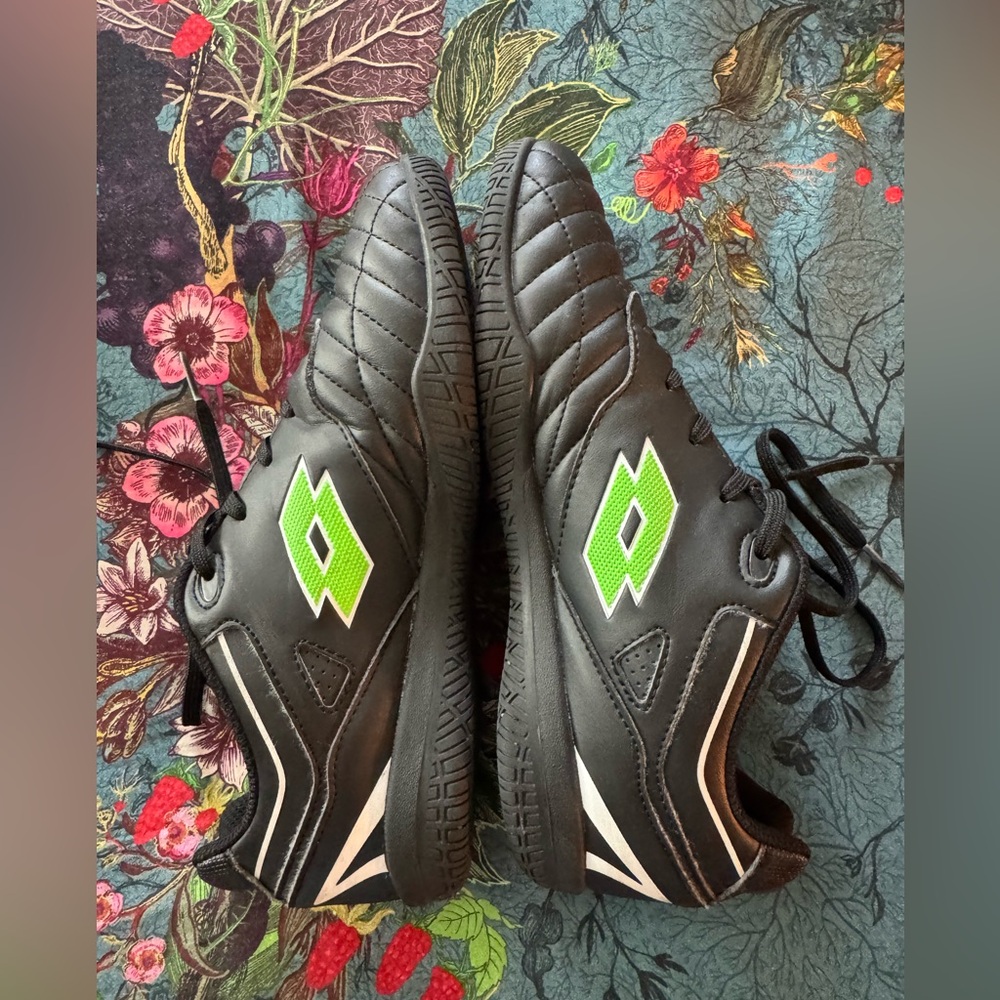 Youth size 6 soccer shoes in excellent condition (women’s size equivalent 7-7.5)